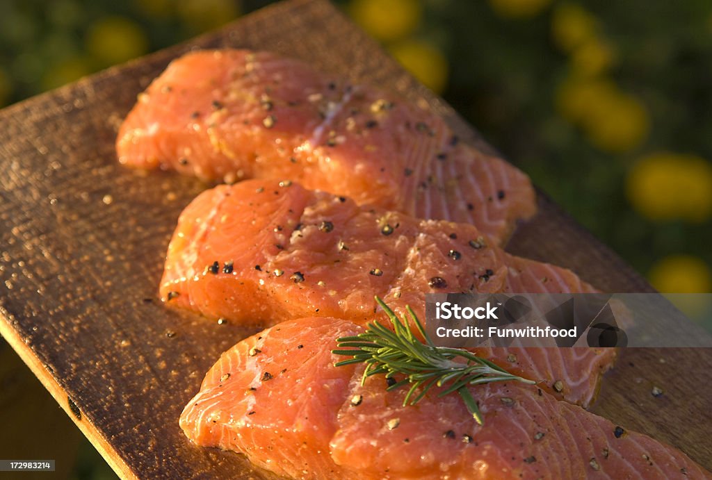 Filé de salmão, peixe e frutos do mar, culinária de verão & Alder prancha comida de churrasco - Foto de stock de Acima royalty-free