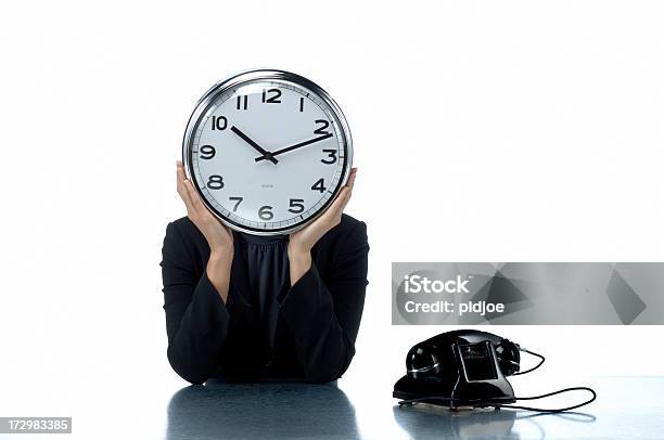幸せのオフィス時計を持つビジネスウーマン - オフィスのストックフォトや画像を多数ご用意 - オフィス, オフィスの時計, カラー画像