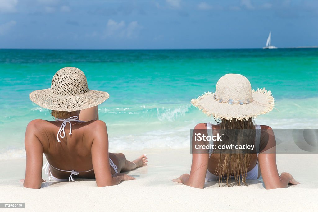 Две женщины на пляже - Стоковые фото Багамские острова роялти-фри