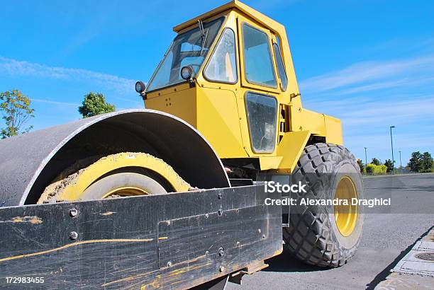 Amarelo Buldózer Destacado - Fotografias de stock e mais imagens de Amarelo - Amarelo, Ao Ar Livre, Azul