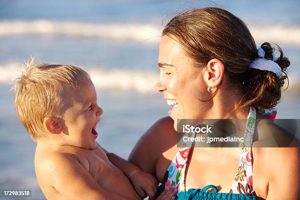 Foto de Filho De Mãe E Bebê e mais fotos de stock de Abraçar - Abraçar, Bebê, 12-17 meses