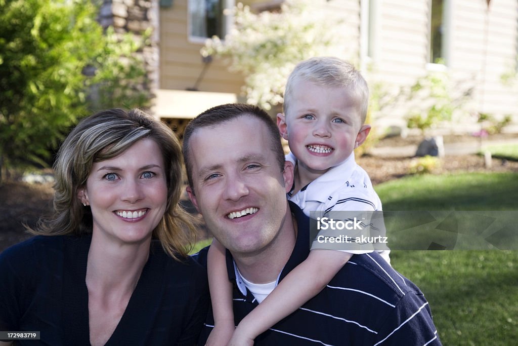 Famille heureuse de trois à la maison - Photo de 30-34 ans libre de droits