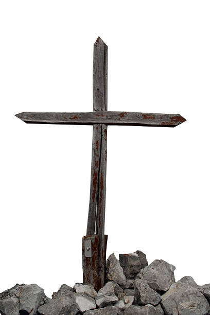 croce di legno e pietre isolato su sfondo bianco - beleive foto e immagini stock