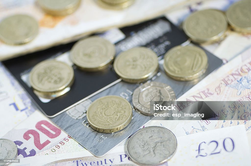 Reino Unido vão ser introduzidas as notas de banco e as moedas, com cartões de crédito - Foto de stock de Cartão de crédito royalty-free