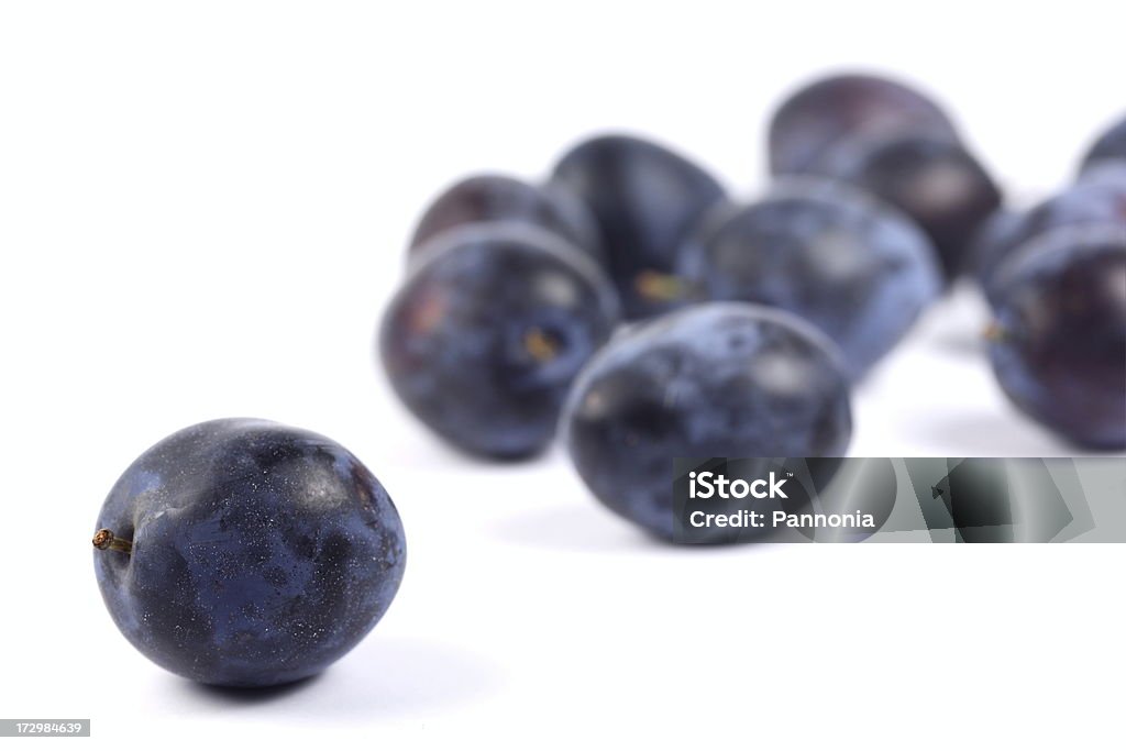 Ciruelas sobre blanco - Foto de stock de Azul libre de derechos