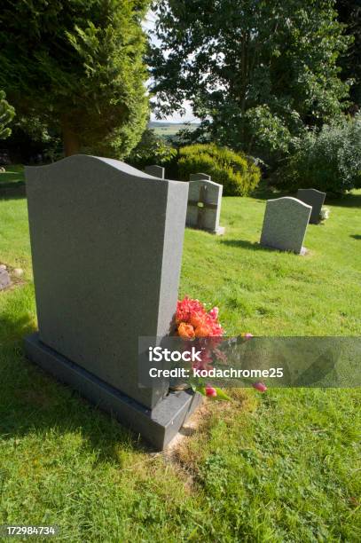 Foto de Sepulturas e mais fotos de stock de Flor - Flor, Lápide, Anglicano