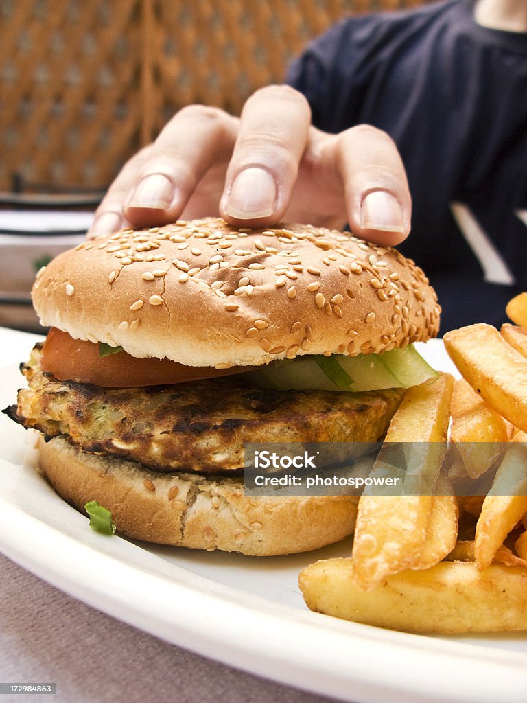 Hambúrguer vegetariano com fritas - Foto de stock de Adulto royalty-free