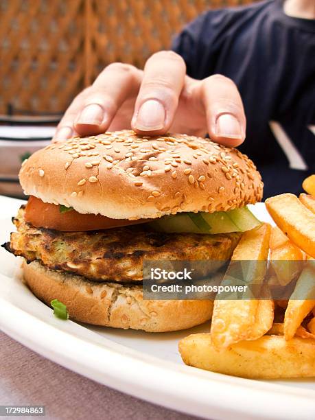 Hambúrguer Vegetariano Com Batatas Fritas - Fotografias de stock e mais imagens de Adulto - Adulto, Almoço, Batata Frita - Lanche