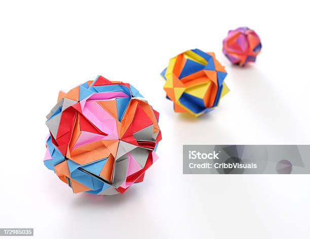 Foto de Três Geométrico Multicolorida De Origami De Papel Craft Poliédrico e mais fotos de stock de Origami