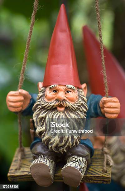 Fiore Giardino Ornamentale Funzione Allegro Gnome Sullaltalena - Fotografie stock e altre immagini di Gnomo da giardino