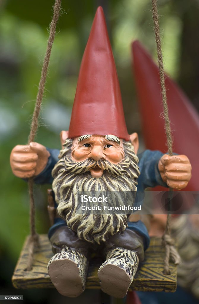 Kołyszący się Ogród ozdobny funkcji, radosny Gnome na Swing - Zbiór zdjęć royalty-free (Krasnal ogrodowy)