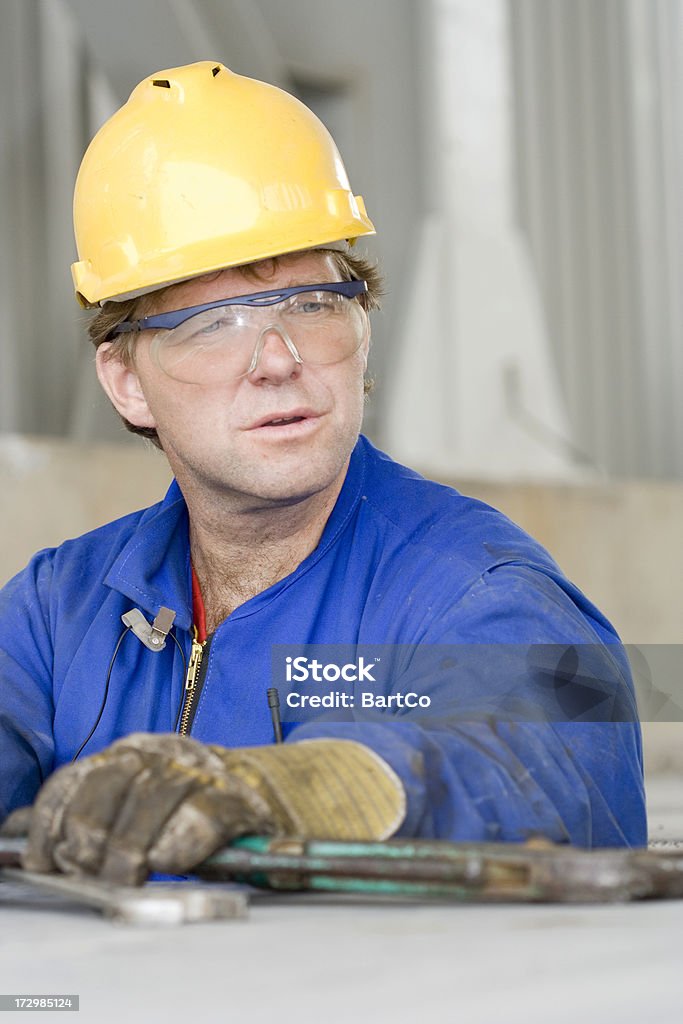 Riparatore meccanico al lavoro e con i suoi strumenti. - Foto stock royalty-free di Addetto alla manutenzione