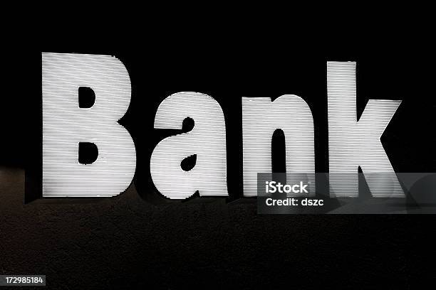 Bankschild Beleuchtet Bei Nacht Stockfoto und mehr Bilder von Bankgeschäft - Bankgeschäft, Bankkonto, Bankrott