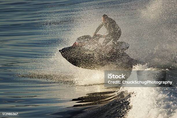 Serie Waverunner Piloto Esquí Hotdog Stunt Foto de stock y más banco de imágenes de Lancha a reacción - Lancha a reacción, Moto acuática, Movimiento