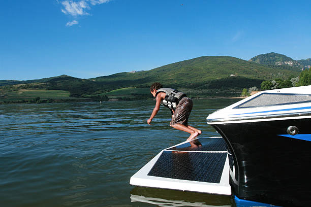 ragazzo saltare in barca - life jacket little boys lake jumping foto e immagini stock