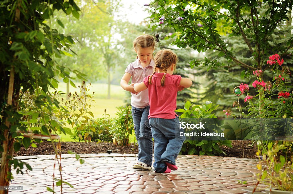 Duas meninas tocando anel em torno da cor-de-rosa - Foto de stock de Criança royalty-free