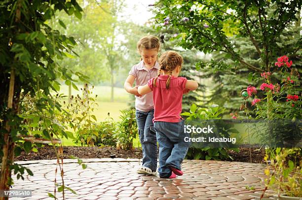 Foto de Duas Meninas Tocando Anel Em Torno Da Corderosa e mais fotos de stock de Criança - Criança, Jardim ornamental, Brincalhão