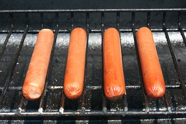 vier hot dogs - weenies stock-fotos und bilder