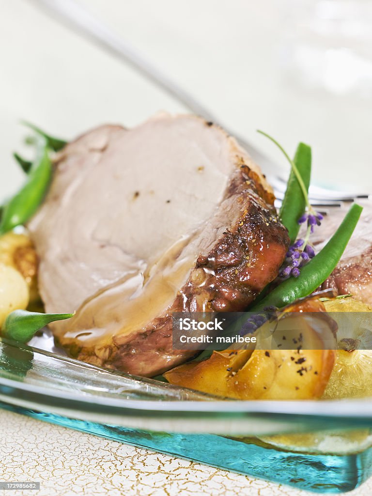Glaseado de lomo de cerdo con manzana - Foto de stock de Asado - Alimento cocinado libre de derechos