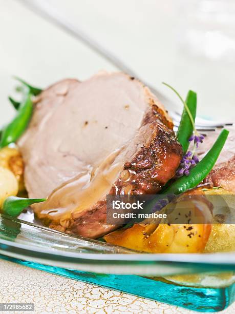 Glaseado De Lomo De Cerdo Con Manzana Foto de stock y más banco de imágenes de Asado - Alimento cocinado - Asado - Alimento cocinado, Carne de cerdo, Cocinar