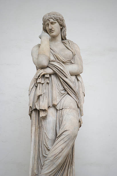 estátua de uma mulher grieving florence itália - loggia dei lanzi imagens e fotografias de stock