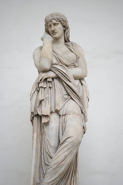 statue of a grieving женщина, флоренция италия - loggia dei lanzi стоковые фото и изображения