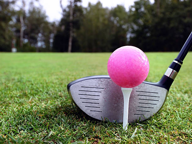 rosa bola de golfe pronto para jogue - golf women pink ball - fotografias e filmes do acervo