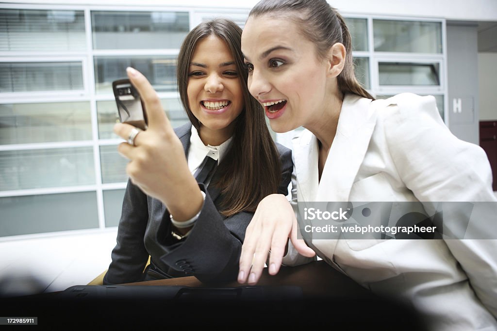 Glückliche Nachricht XXL - Lizenzfrei Am Telefon Stock-Foto