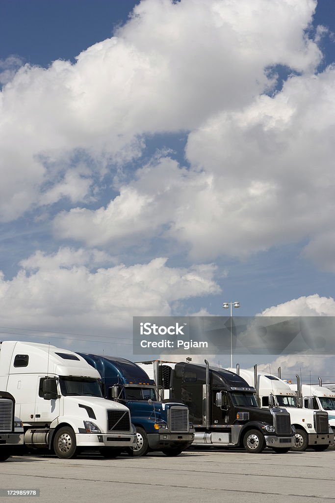 Transporte de camiones listo para ofrecer los gastos de transporte. - Foto de stock de Camión de peso pesado libre de derechos