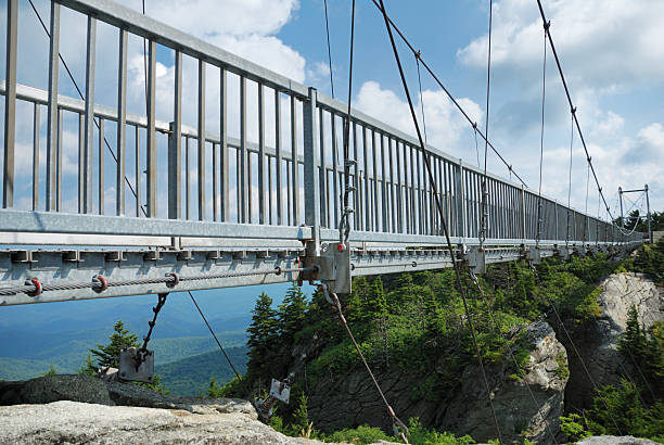 puente basculante - grandfather mountain fotografías e imágenes de stock