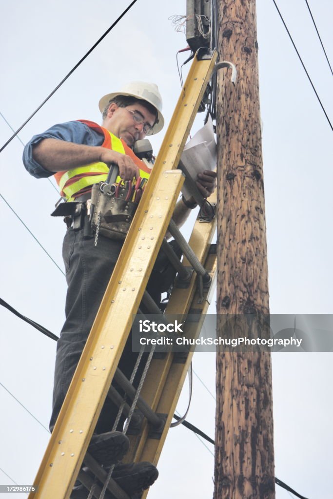 Telefon Reparatur Arbeiter auf Leiter - Lizenzfrei Techniker Stock-Foto