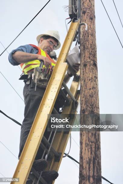 Telefon Reparatur Arbeiter Auf Leiter Stockfoto und mehr Bilder von Techniker - Techniker, Telefonmast, Telefon