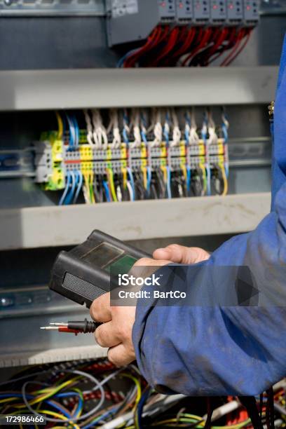 Elektriker Bei Der Arbeit Mit Seinem Messinstrument Stockfoto und mehr Bilder von Arbeit mit Elektrizität