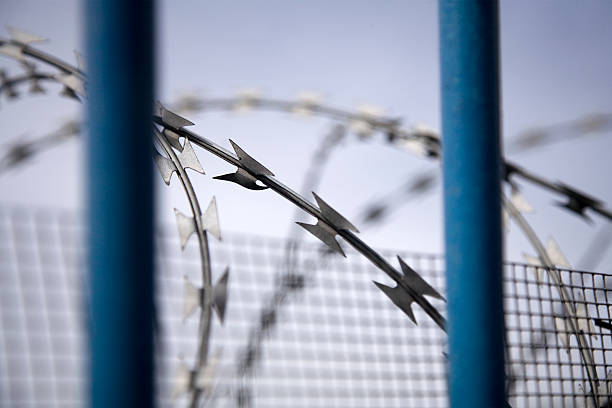 barreras. estilo de guantánamo ver vista alternativa a continuación. - guantanamo bay fotografías e imágenes de stock