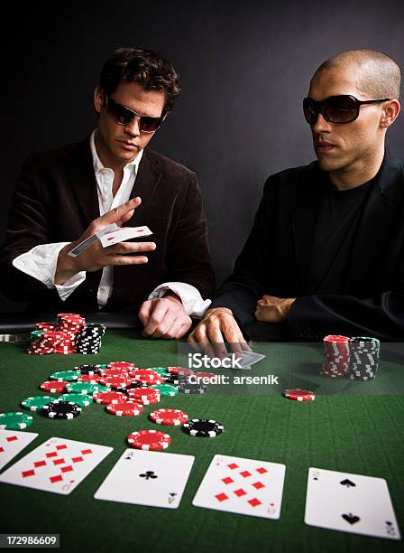 Poker Gra - zdjęcia stockowe i więcej obrazów 20-24 lata - 20-24 lata, 20-29 lat, 25-29 lat