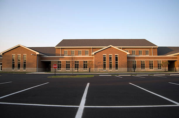 小学校 - elementary school building ストックフォトと画像