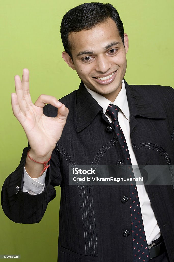 Junge indische Geschäftsmann schätzen Lob mit Handzeichen - Lizenzfrei 25-29 Jahre Stock-Foto