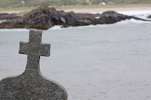 croix celtique en irlande - celtic cross republic of ireland cross shape cross photos et images de collection
