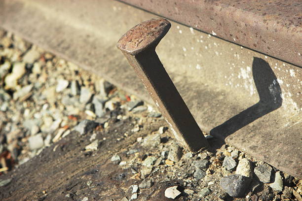 ferrocarril de vía de tren de enriquecimiento - railroad spikes fotografías e imágenes de stock