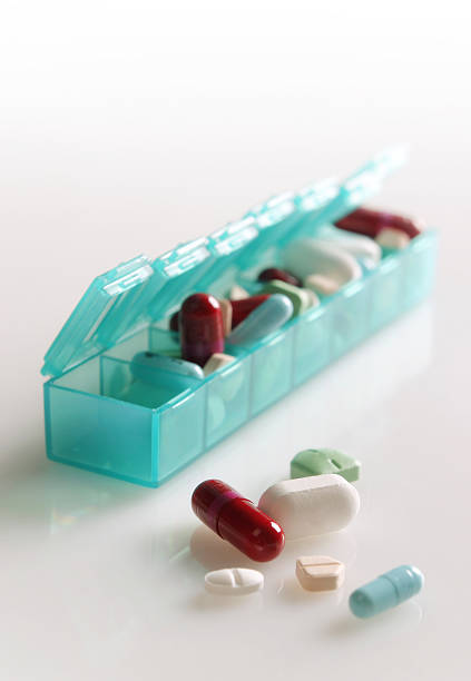 les prescriptions - vitamin pill vertical high key photographic effects photos et images de collection