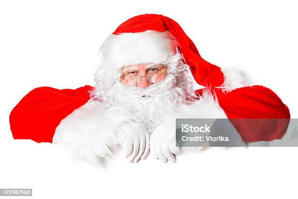 Santa Z Copyspace - zdjęcia stockowe i więcej obrazów Zerkać - Zerkać, Święty Mikołaj, Aktywni seniorzy