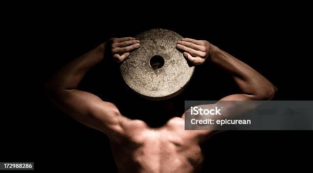 Muskel Kopfmuskel Mann Hält Ein Gewicht Auf Gesicht Stockfoto und mehr Bilder von Anaerobes Training