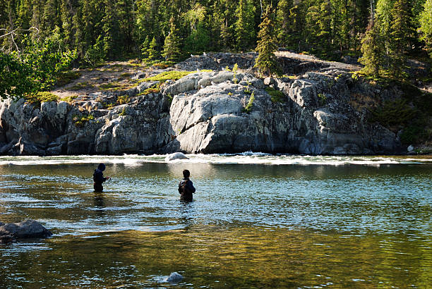 pesca cerca de yellowknife. - yellowknife fotografías e imágenes de stock