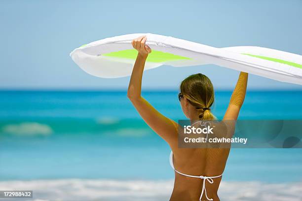Frau Tragen Rafting Stockfoto und mehr Bilder von Aufblasbarer Gegenstand - Aufblasbarer Gegenstand, Badebekleidung, Bikini