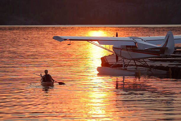 カヤック、水上飛行機は日没、イエローナイフ、北西地域、カナダのお客様のみ）。 - yellowknife ストックフォトと画像