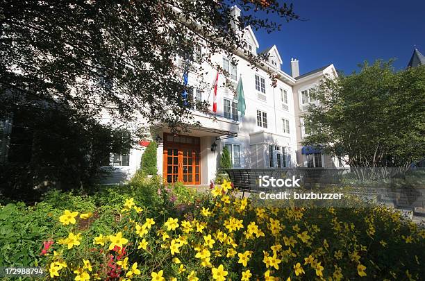 Rústico Hotel Entrada Com Arranjo De Flores - Fotografias de stock e mais imagens de Acampamento de Férias - Acampamento de Férias, Amarelo, Ao Ar Livre