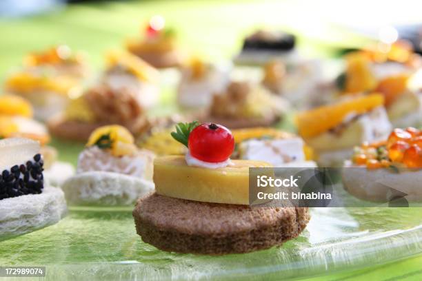 Antipasto Con Elegante Canapè - Fotografie stock e altre immagini di Alimentazione sana - Alimentazione sana, Antipasto, Cibi e bevande