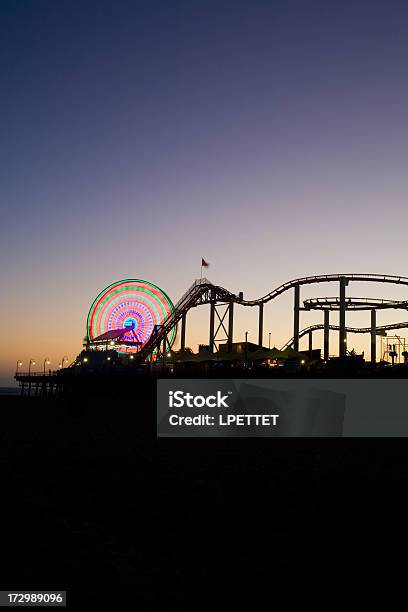 Santa Monica Pier Lungo Exposer Al Crepuscolo - Fotografie stock e altre immagini di California - California, California meridionale, Composizione verticale