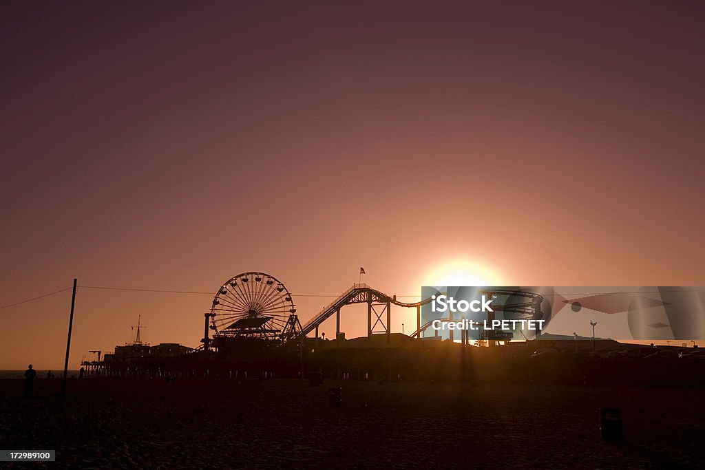 Muelle de Santa Mónica con la puesta del sol detrás de dicha - Foto de stock de California libre de derechos