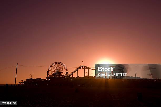 Photo libre de droit de Santa Monica Pier Et Le Soleil Se Coucher Derrière banque d'images et plus d'images libres de droit de Californie - Californie, Californie du Sud, Comté de Los Angeles